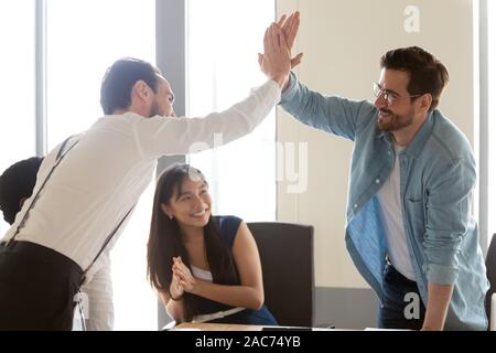 Gli amici europei o dirigenti congratularci gli uni con gli altri con successo Foto Stock