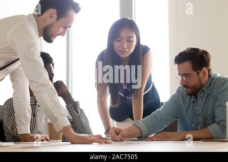 Un gruppo di dipendenti che lavorano sul progetto di business analizzando lo stato finanziario Foto Stock