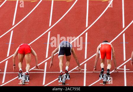 Lo Stadio Olimpico di Monaco di Baviera Germania 6.8.2002, Campionato Europeo di Atletica, inizio del mens 100m gara da dietro Foto Stock