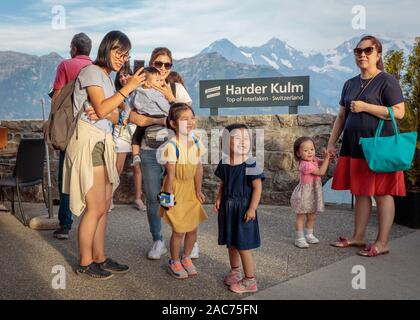 Una famiglia cinese scatta una foto in Harder Kulm, Interlaken, Svizzera Foto Stock