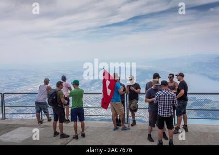 Un gruppo di uomini sulla cima del Monte Pilatus, Lucerna. Svizzera Foto Stock