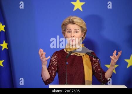 Bruxelles, Belgio. 1 dicembre, 2019. Il Presidente della Commissione europea, Ursula von der Leyen offre un discorso durante una cerimonia organizzata per celebrare il decimo anniversario dell'entrata in vigore del trattato di Lisbona, presso la Casa della storia europea a Bruxelles, in Belgio, dal 1 dicembre 2019. Credito: Zhang Cheng/Xinhua/Alamy Live News Foto Stock