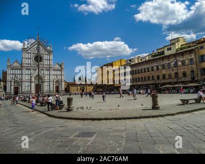 Firenze, Toscana, Italia; 21 maggio 2014: Piazza Santa Croce con la Basilica di Santa Croce e il cielo blu sullo sfondo Foto Stock