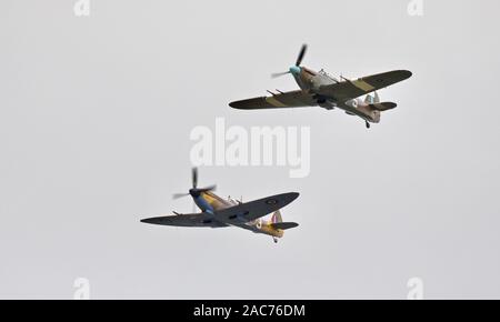 BBMF Hawker Hurricane (PZ865) e il Supermarine Spitfire (MC356) airborne presso il Royal International Air Tattoo 2019 Foto Stock