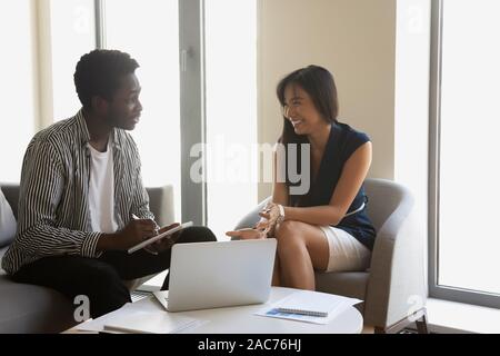 Asian femmina maschio africano i colleghi che lavorano insieme sul progetto di business Foto Stock