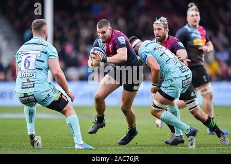 Londra, Regno Unito. 01 Dic, 2019. James Lang di arlecchini viene affrontato durante la Premiership Rugby Cup match tra arlecchini e Gloucester a Twickenham Stoop Domenica, 01 dicembre 2019. Londra Inghilterra . (Solo uso editoriale, è richiesta una licenza per uso commerciale. Nessun uso in scommesse, giochi o un singolo giocatore/club/league pubblicazioni.) Credito: Taka G Wu/Alamy Live News Foto Stock