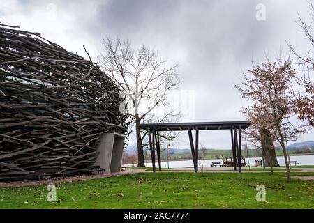 OLBRAMOVICE, Repubblica Ceca - 23 novembre 2019: cicogne nidificano maneggio coperto con legno che assomiglia a un gigante di nidificazione degli uccelli nel novembre 23, 2019 Foto Stock