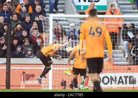 Wolverhampton, Regno Unito. 01 Dic, 2019. Matt Doherty di Wolverhampton Wanderers (L) le teste e i punteggi della sua squadra il primo obiettivo. Premier league, Wolverhampton Wanderers v Sheffield Utd a Molineux Stadium di Wolverhampton domenica 1 dicembre 2019. Questa immagine può essere utilizzata solo per scopi editoriali. Solo uso editoriale, è richiesta una licenza per uso commerciale. Nessun uso in scommesse, giochi o un singolo giocatore/club/league pubblicazioni. pic da Steffan Bowen/Andrew Orchard fotografia sportiva/Alamy Live news Credito: Andrew Orchard fotografia sportiva/Alamy Live News Foto Stock