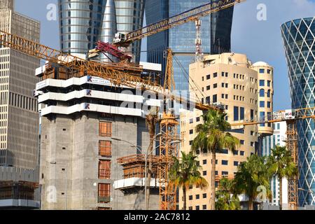 Doha, Qatar - Nov 29. 2019. cantiere di fronte ai grattacieli del centro Foto Stock