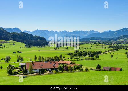 La bellissima campagna nelle prealpi bavaresi in Algovia Foto Stock