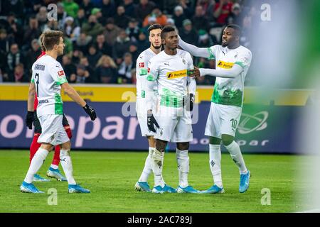 01 dicembre 2019, Renania settentrionale-Vestfalia, Mönchengladbach: Calcio - Bundesliga, XIII GIORNATA Borussia Mönchengladbach - SC Freiburg nello stadio di Borussia-Park. Gladbach è Marcus Thuram (r). Comfort Gladbach's Breel Embolo dopo la sua pena perse. Foto: David Inderlied/dpa - NOTA IMPORTANTE: In conformità con i requisiti del DFL Deutsche Fußball Liga o la DFB Deutscher Fußball-Bund, è vietato utilizzare o hanno utilizzato fotografie scattate allo stadio e/o la partita in forma di sequenza di immagini e/o video-come sequenze di foto. Foto Stock