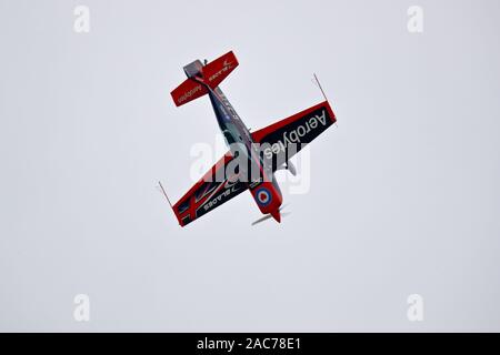 Le lame Extra EA-300s aeromobile effettuando al Royal International Air Tattoo 2019 Foto Stock