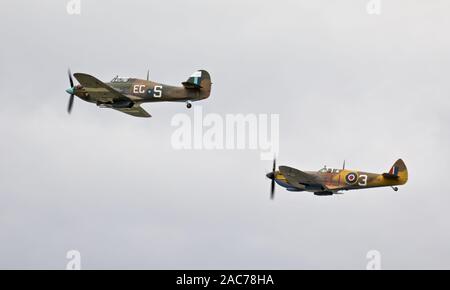 BBMF Hawker Hurricane (PZ865) e il Supermarine Spitfire (MC356) airborne presso il Royal International Air Tattoo 2019 Foto Stock