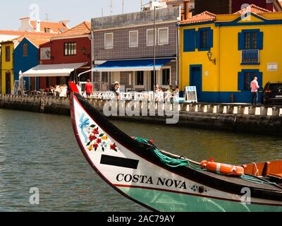 Barca colorata sul canale in Aveiro, Portogallo. Piccola Venezia, Foto Stock