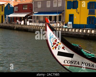 Barca colorata sul canale in Aveiro, Portogallo. Piccola Venezia, Foto Stock