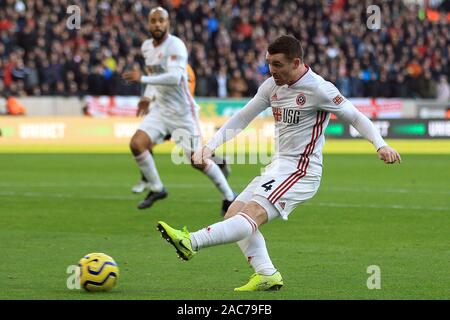 Wolverhampton, Regno Unito. 01 Dic, 2019. John Fleck di Sheffield Regno prende un colpo all'obiettivo. Premier league, Wolverhampton Wanderers v Sheffield Utd a Molineux Stadium di Wolverhampton domenica 1 dicembre 2019. Questa immagine può essere utilizzata solo per scopi editoriali. Solo uso editoriale, è richiesta una licenza per uso commerciale. Nessun uso in scommesse, giochi o un singolo giocatore/club/league pubblicazioni. pic da Steffan Bowen/Andrew Orchard fotografia sportiva/Alamy Live news Credito: Andrew Orchard fotografia sportiva/Alamy Live News Foto Stock