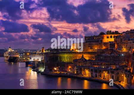 Serata tranquilla nella città di La Valletta a Malta, vista dal Grand Harbour. Foto Stock