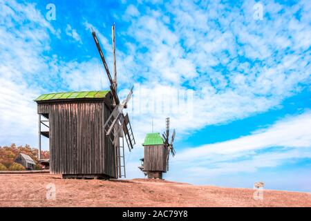 Paesaggio autunnale con mulini a vento, Pyrohiv, Kyiv. Museo di architettura popolare e Folkways di Ucraina, Sep.2019 Foto Stock