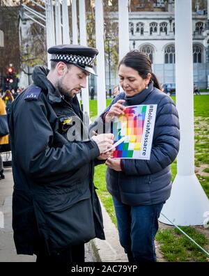 Il 30 novembre 2019. Westminster, Londra, UK. I colombiani protesta nel centro di Londra presso le azioni del governo colombiano in Sud America Foto Stock