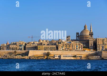 Città di La Valletta a Malta, skyline del paese insulare nel Mar Mediterraneo, Europa meridionale. Foto Stock