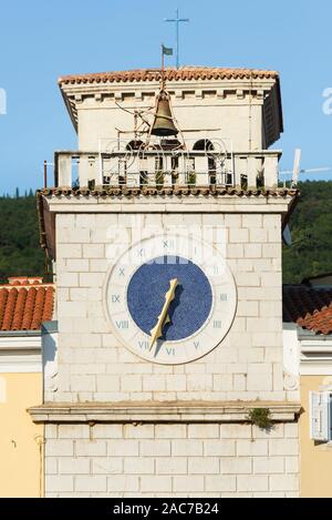 Mala Vrata clock tower con city gate a Mandrać porto nel centro storico della città di Cherso, baia di Kvarner, Croazia Foto Stock