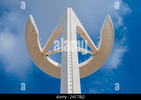 Il Montjuïc torre di comunicazione del Parco Olimpico di Barcellona costruito per trasmettere le trasmissioni provenienti da Giochi Olimpici del 1992. Foto Stock