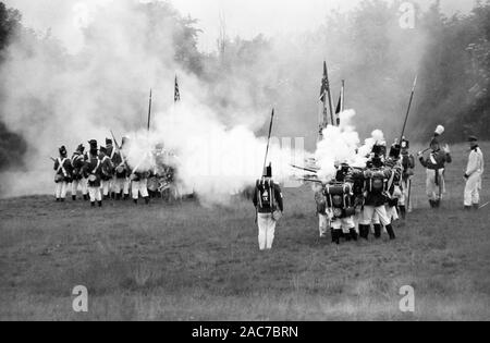 La rievocazione di una guerra napoleonica battaglia nella motivazione della Abbazia di Battle, East Sussex dall'Associazione napoleonica: un plotone fanteria fuoco loro moschetti. circa 1994 Foto Stock