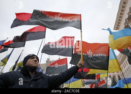 Kiev, Ucraina. 1 dicembre, 2019. I nazionalisti ucraini di " Settore destro' party frequentare un rally, segnando il sesto anniversario del primo scontro manifestanti con la polizia antisommossa durante la Rivoluzione EuroMaidan, davanti all'Ufficio del Presidente di Kiev, in Ucraina, 1 dicembre 2019. I contestatori chiamato CIRCA L' IRRICEVIBILITA delle concessioni per la Russia, e chiedeva una rottura delle relazioni diplomatiche con la Russia, come i media locali hanno riferito. Il 1 dicembre 2013 divenne il primo esempio di massa di manifestanti gli scontri con la polizia antisommossa durante la Rivoluzione Euromaidan 2013-14 nella capitale ucraina. (Credito Foto Stock