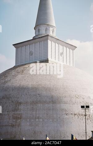 Una chiusura del Ruwanwelisaya Stupa in Anuradhapura, Sri Lanka Foto Stock