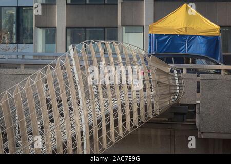 La mattina dopo gli attentati terroristici a pescivendoli Hall sul Ponte di Londra, in cui Usman Khan (un condannato, liberato terroristi) ucciso 2 durante un coltello di un attacco e quindi successivamente affrontato dai passanti e tiro dalla polizia armata - La funzione forensic tenda dove il killer era portato verso il basso è posizionato in prossimità di pescivendoli Hall, il 30 novembre 2019, a Londra, Inghilterra, il 30 novembre 2019, a Londra, in Inghilterra. Foto Stock