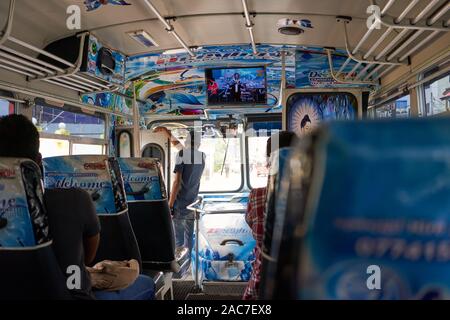 Un tipico dei trasporti pubblici in scena a Colombo, il conduttore è mantenere un occhio per i potenziali passeggeri Foto Stock