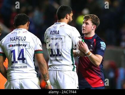 London Irish's Curtis Rona (centro) scuote le mani con Bristol orsacchiotti Ioan Lloyd a tempo pieno durante il Premiership Gallagher a Ashton Gate, Bristol. Foto Stock