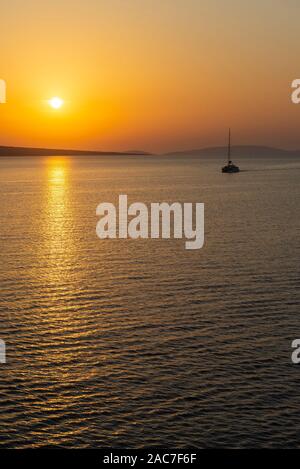 Yacht a vela vele sul mare calmo tra le isole dell'arcipelago di Zadar prima che il sole di setting, Croazia Foto Stock