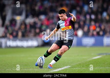 Londra, Regno Unito. 01 Dic, 2019. Marcus Smith di arlecchini prende una conversione kick durante la Premiership Rugby Cup match tra arlecchini e Gloucester a Twickenham Stoop Domenica, 01 dicembre 2019. Londra Inghilterra . (Solo uso editoriale, è richiesta una licenza per uso commerciale. Nessun uso in scommesse, giochi o un singolo giocatore/club/league pubblicazioni.) Credito: Taka G Wu/Alamy Live News Foto Stock