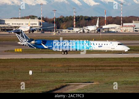 Novembre 30, 2019, Milano, Italia: una Nordica Bombardier CRJ-900ER battenti per LOT Polish Airlines in rullaggio a aeroporto di Milano Malpensa. (Credito Immagine: © Fabrizio Gandolfo/SOPA immagini via ZUMA filo) Foto Stock