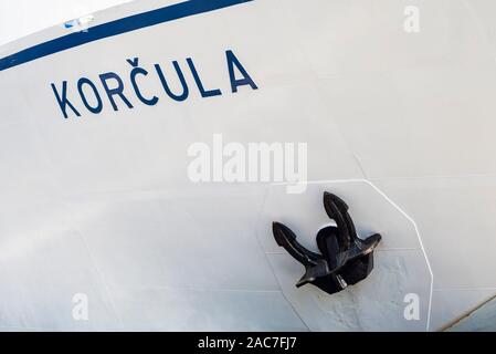 Dispositivo di ancoraggio sul lato bianco parete di un traghetto croato con le scritte blu Korčula, Split, Croazia Foto Stock