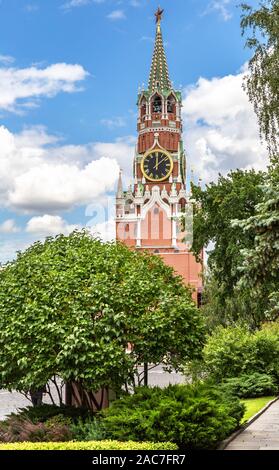 Vista della torre Spasskaya del Cremlino di Mosca. Attrazioni a Mosca del mondiale turismo Foto Stock