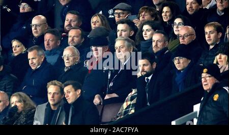 Ex manager il sir Alex Ferguson (centro) e il Manchester United executive vice-presidente ed Woodward (centro sinistra) nelle gabbie durante il match di Premier League a Old Trafford, Manchester. Foto Stock