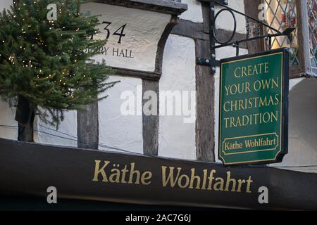 Kate G. Wohlfart shop di Natale e segno di York, Regno Unito Foto Stock