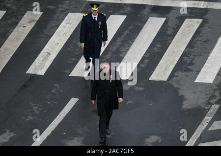 Bucarest, Romania - 01 dicembre, 2019: Presidente rumeno Klaus Iohannis prende parte ad una parata militare durante la Romania la celebrazione della festa nazionale su Foto Stock