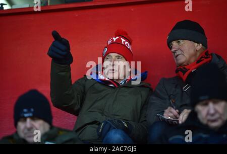 Ventilatori durante le Emirates FA Cup 2° Round match tra città di Crawley e Fleetwood città al popolo della Pension Stadium Crawley , Regno Unito - 01 dicembre 2019 solo uso editoriale. No merchandising. Per le immagini di calcio FA e Premier League restrizioni si applicano inc. no internet/utilizzo mobile senza licenza FAPL - per i dettagli contatti Football Dataco Foto Stock