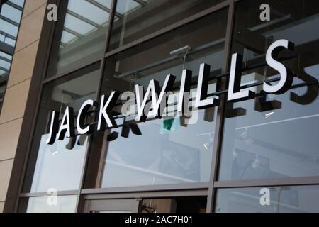 Rushden, Northamptonshire, Regno Unito - 15 novembre 2019 - Shopping center in Rushden. Jack Wills British window display. Foto Stock