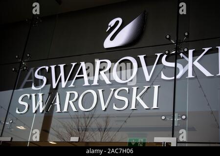 Rushden, Northamptonshire, Regno Unito - 15 novembre 2019 - Shopping center in Rushden. Swarowski boutique iscrizione. Foto Stock