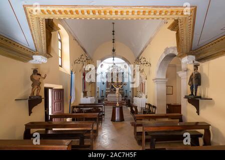 File di banchi e l'altare nella cappella di Sv. Michele nella vecchia città di Curzola, sud della Dalmazia, Croazia Foto Stock