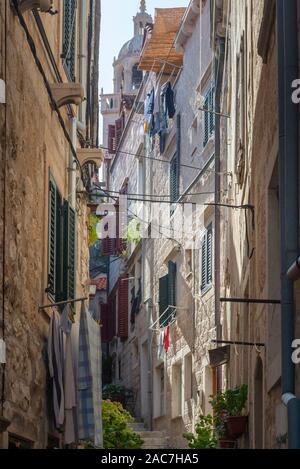 Pomeriggio di sole illumina un vicolo nel centro medievale della città vecchia di Curzola, sud della Dalmazia, Croazia Foto Stock