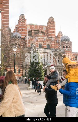 Albero di Natale in Piazza Duomo, la Cattedrale di Westminster, Victoria, London Foto Stock