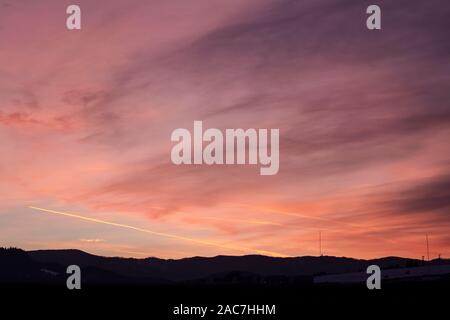 Beautiful colorful sunset over Banska Bystrica, Slovakia. Winter snowy valley and dramatic sky. Foto Stock