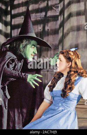 THE WIZARD OF OZ 1939 MGM film con Judy Garland a destra e Margaret Hamilton come la Strega Malvagia del Nord Foto Stock