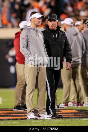 Stillwater, OK, Stati Uniti d'America. 30 Novembre, 2019. Università di Oklahoma Head Coach Lincoln Riley parla con un funzionario prima di una partita di calcio tra la University of Oklahoma Sooners e Oklahoma State Cowboys a Boone Pickens Stadium di Stillwater, OK. Siegel grigio/CSM/Alamy Live News Foto Stock