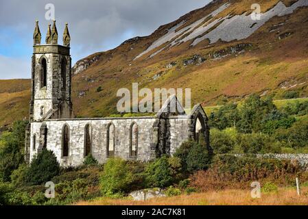 Il abbandonato Dunlewey chiesa ai piedi di Mount Errigal, il picco più alto del Gaeltacht Derryveagh avvelenato Glen, Irlanda, Europa. Foto Stock